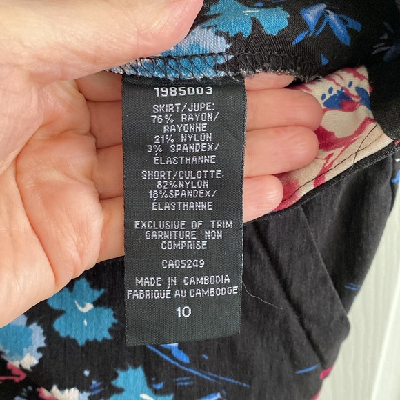S.C. & Co. Floral skort size 10 - Picture 6 of 6